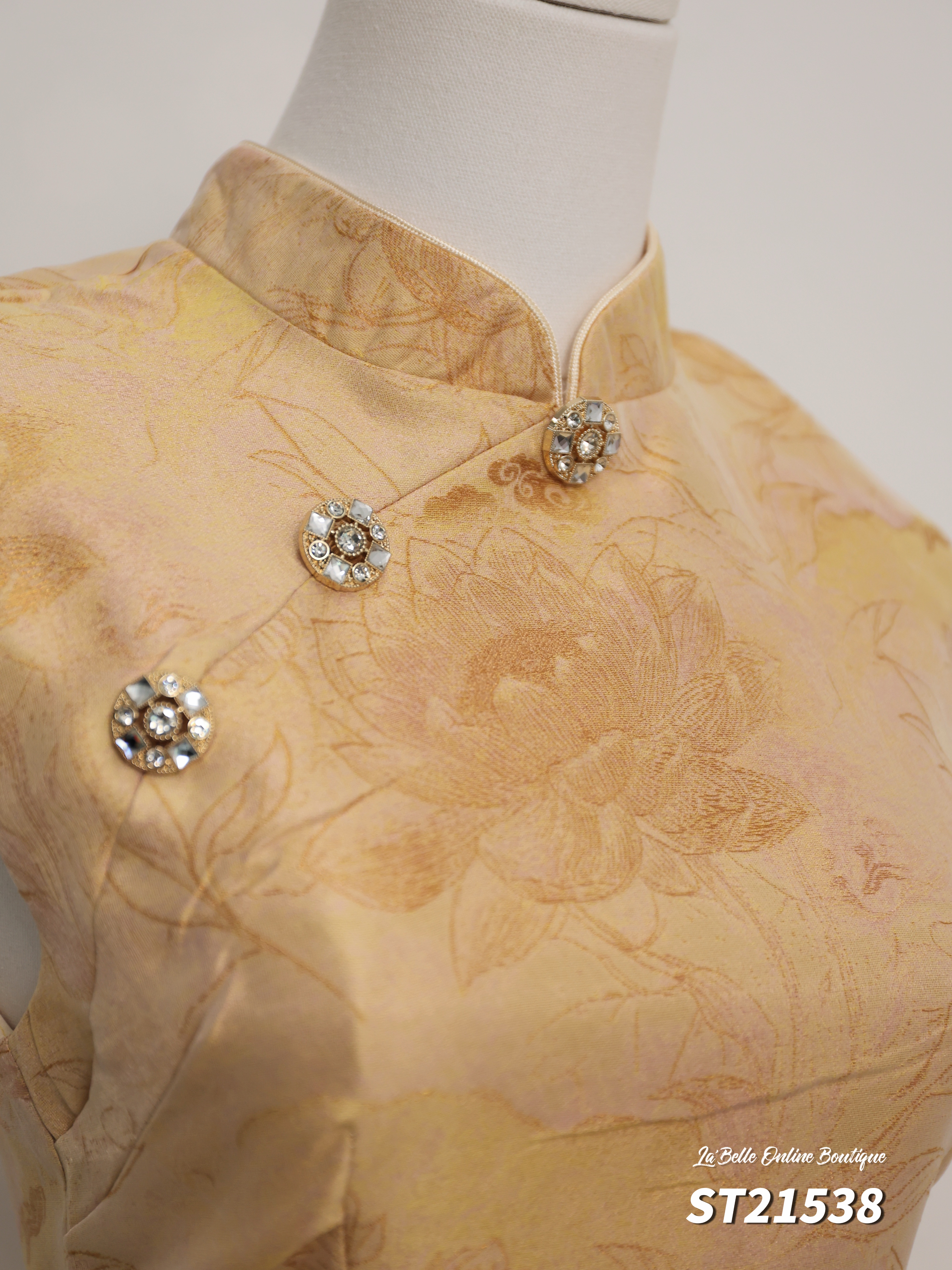 【预购PRE-ORDER】【LBP 独家新年系列】高端改良版金属钻石假扣设计无袖旗袍 (ST21538)