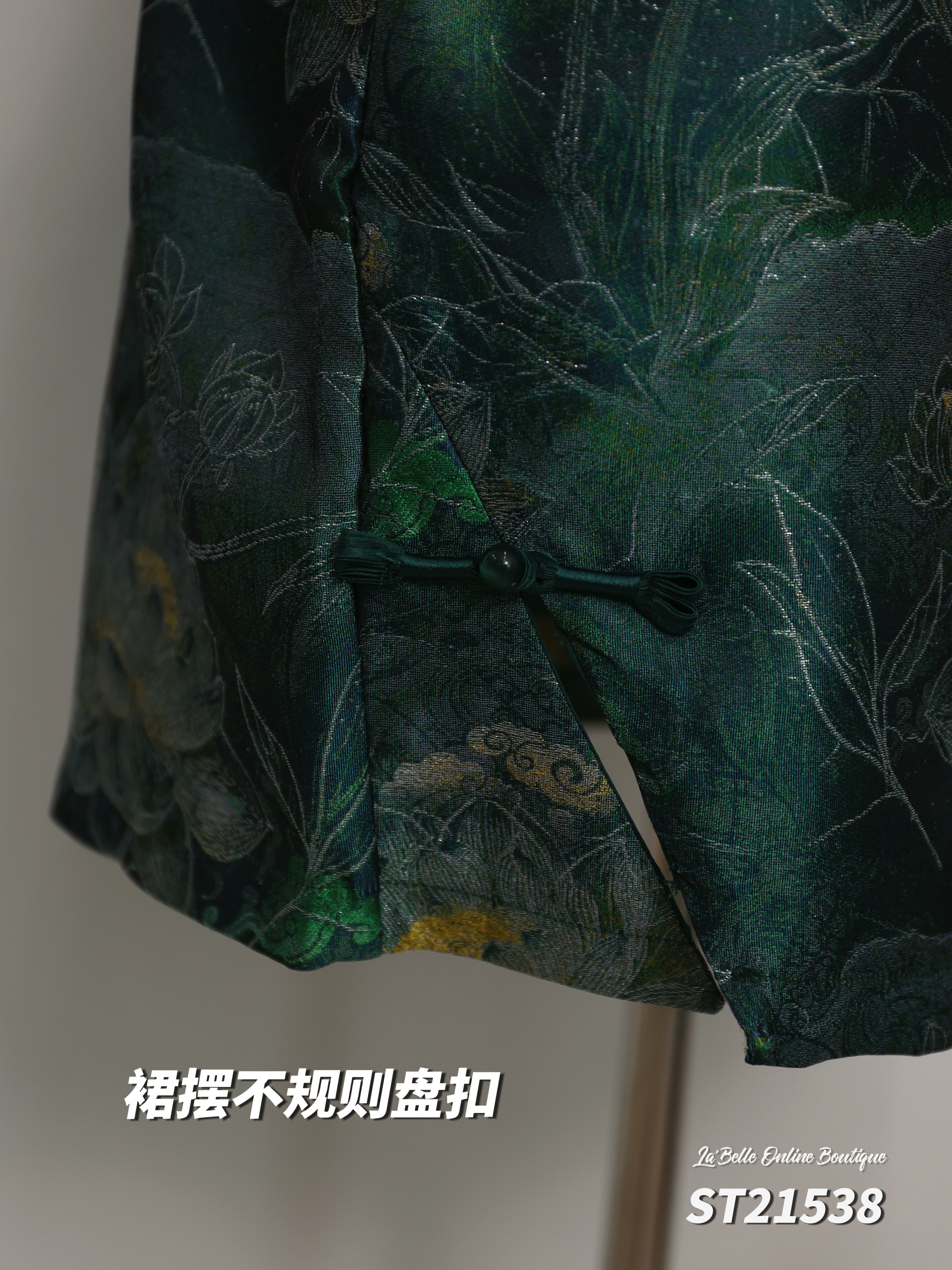 【预购PRE-ORDER】【LBP 独家新年系列】高端改良版金属钻石假扣设计无袖旗袍 (ST21538)