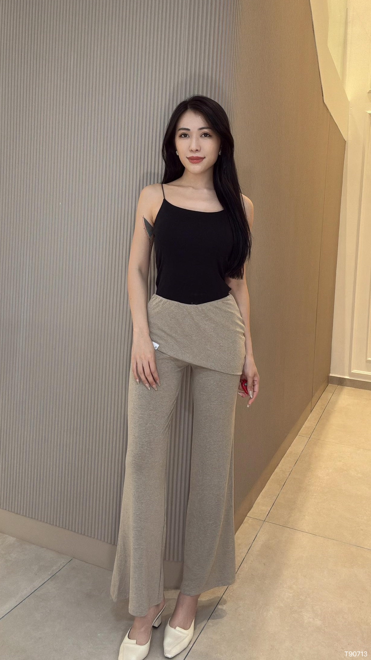 百搭纯色款细带短版上衣 （T90713）