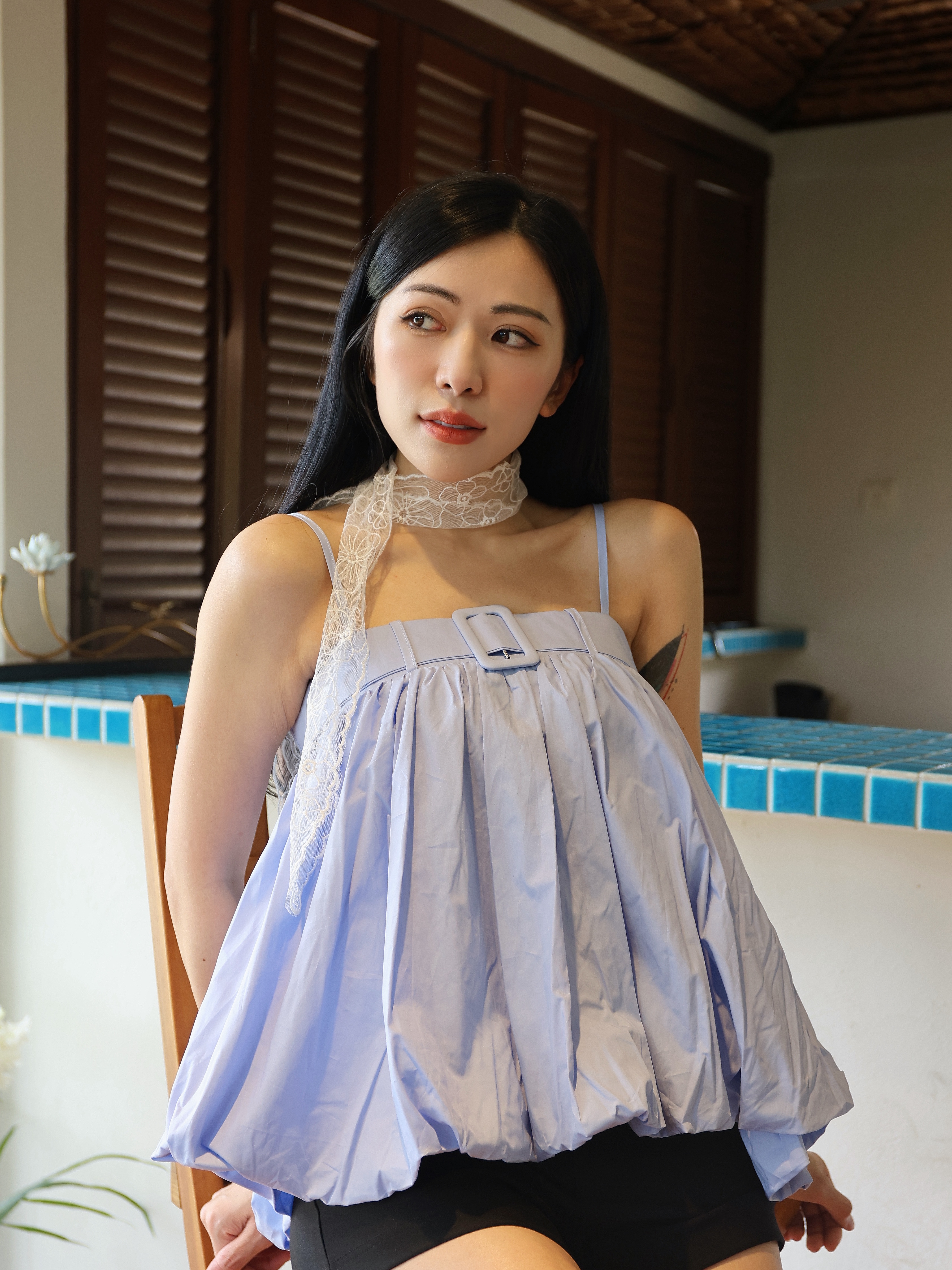 设计感露肩花苞吊带上衣 (T90719)