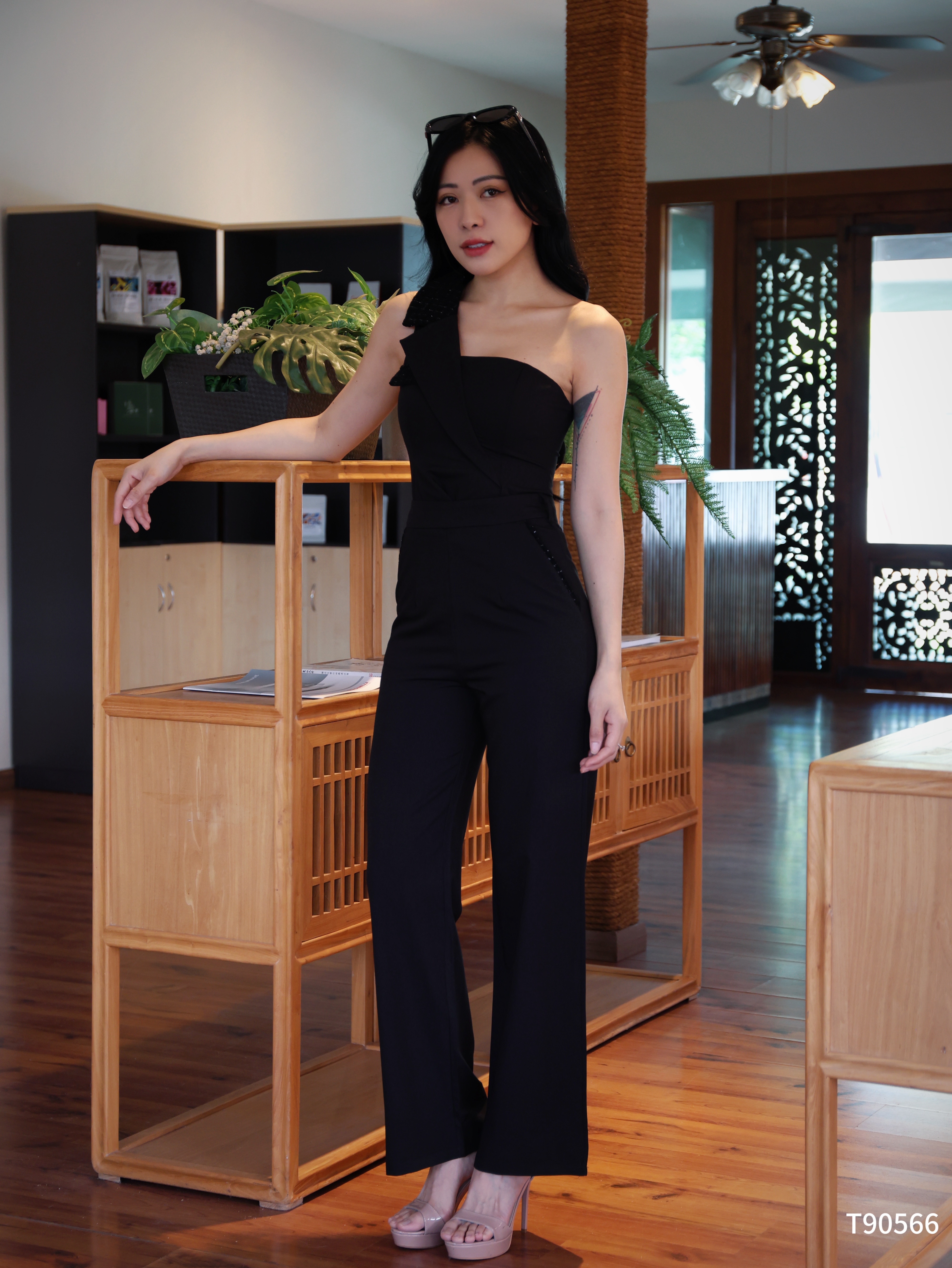 【LATTE NOON】酷帅撞色西装领削肩设计上衣 (T90566)