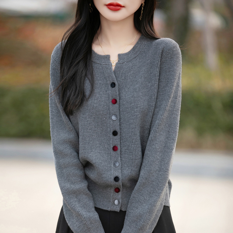 安迪絨V領純色抽條彩扣寬鬆百搭針織開衫