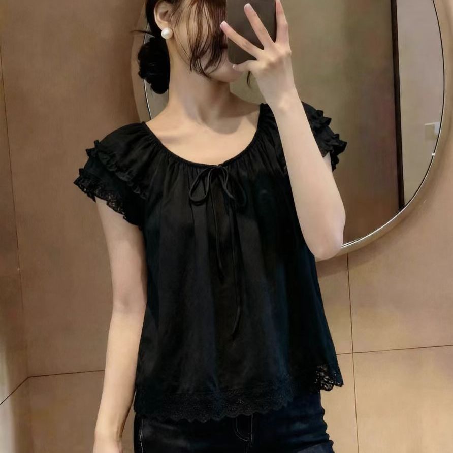 @蕾絲拼接木耳邊系帶領小飛袖甜美減齡襯衫