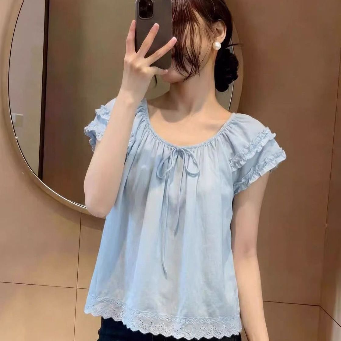 @蕾絲拼接木耳邊系帶領小飛袖甜美減齡襯衫