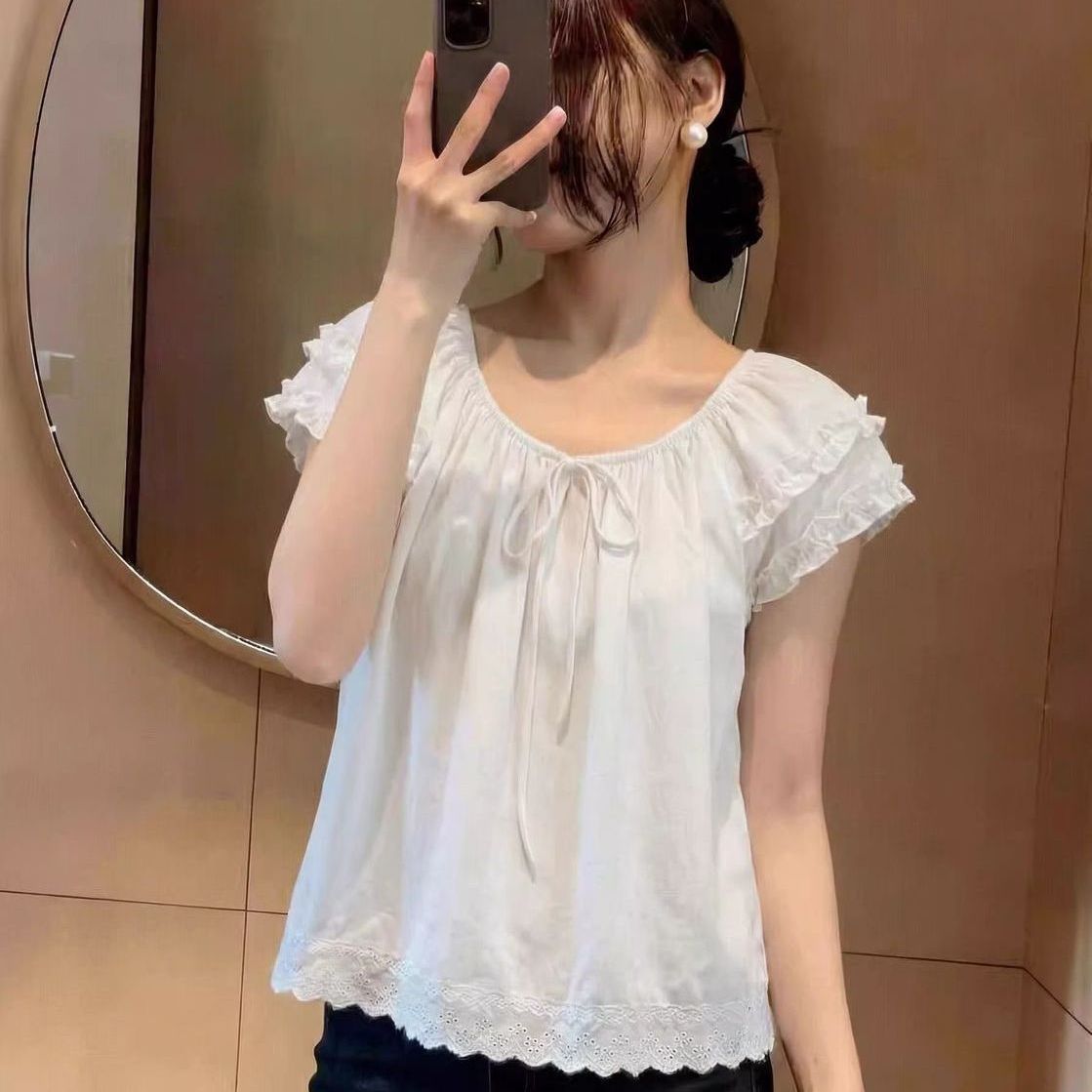 @蕾絲拼接木耳邊系帶領小飛袖甜美減齡襯衫