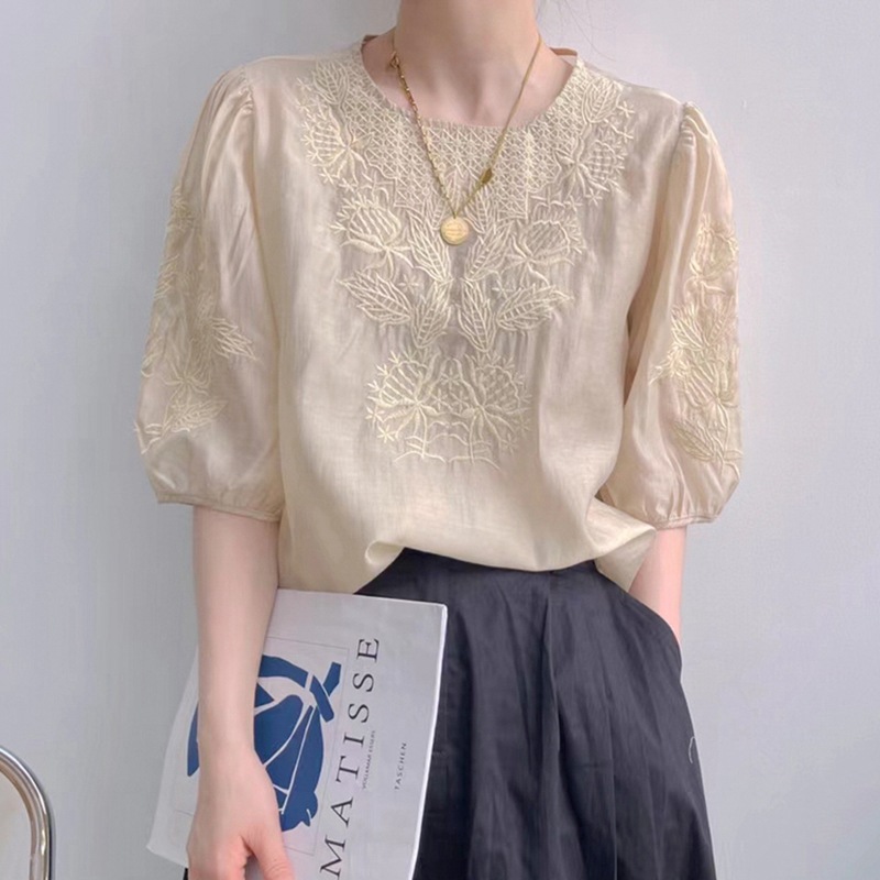重工刺繡仿天絲泡泡袖圓領五分袖襯衫