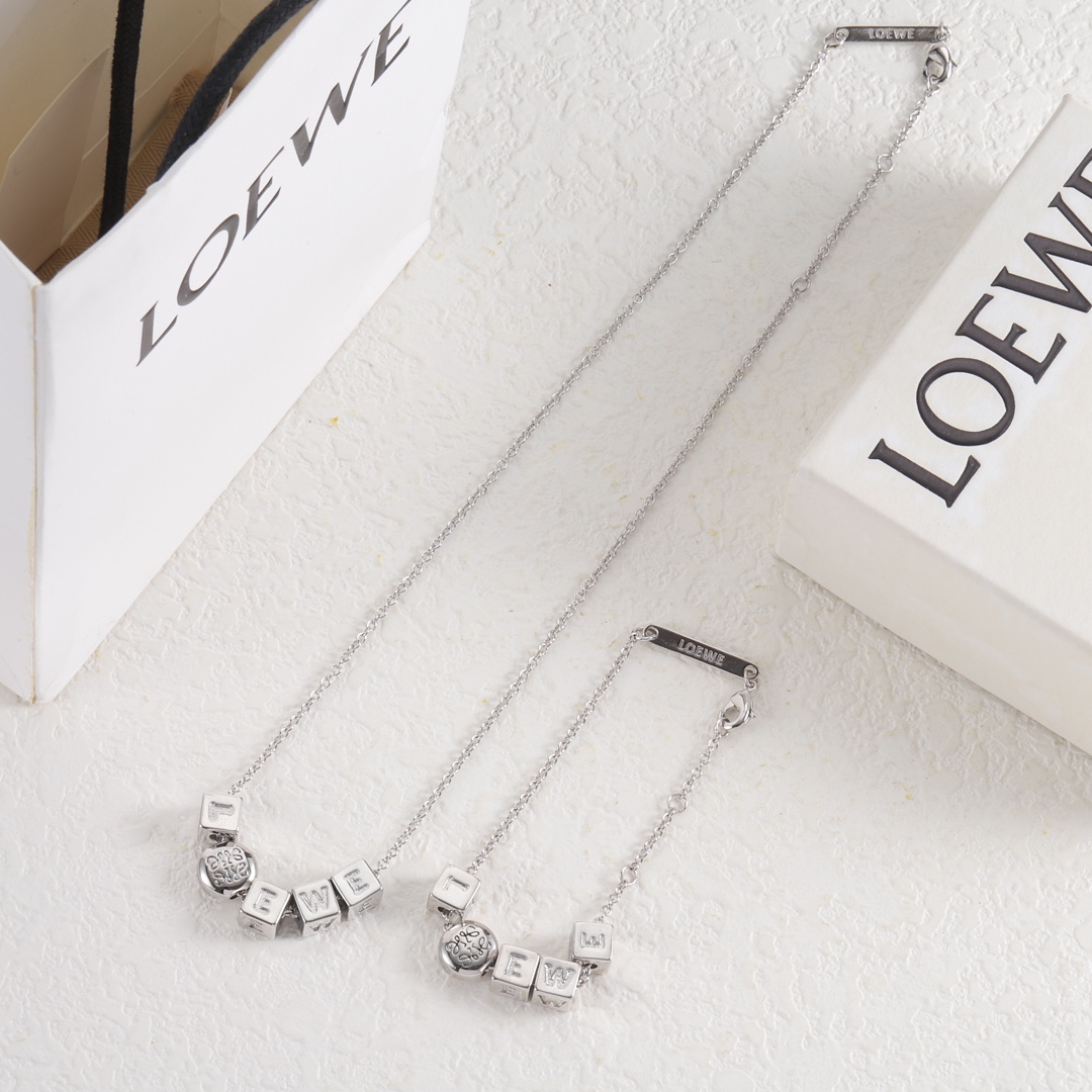 【ロエベ】ネックレス・ペンダント 0828-2-4