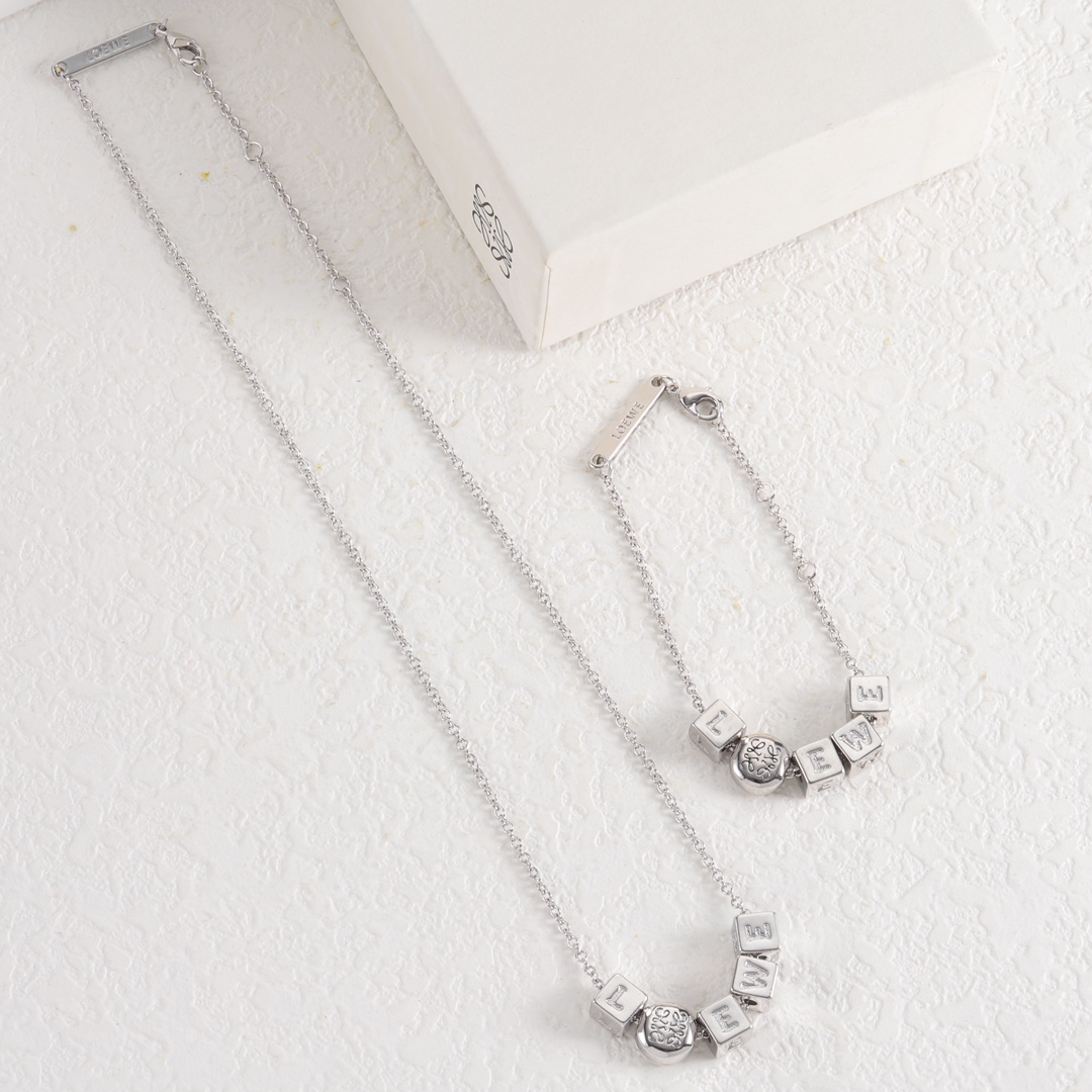 【ロエベ】ネックレス・ペンダント 0828-2-4