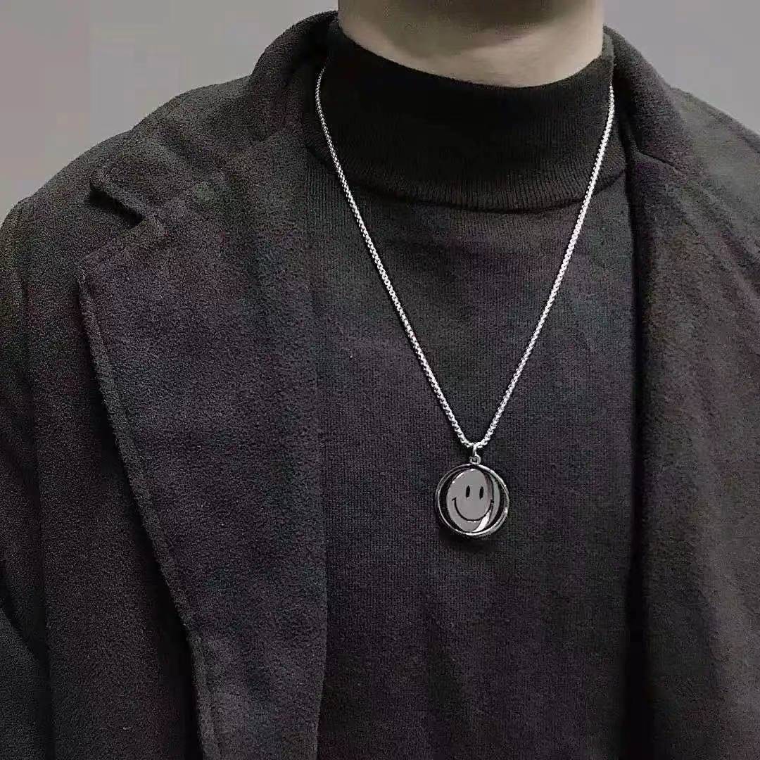 雙面旋轉帥酷吊墜不掉色鈦鋼嘻哈笑臉項鍊