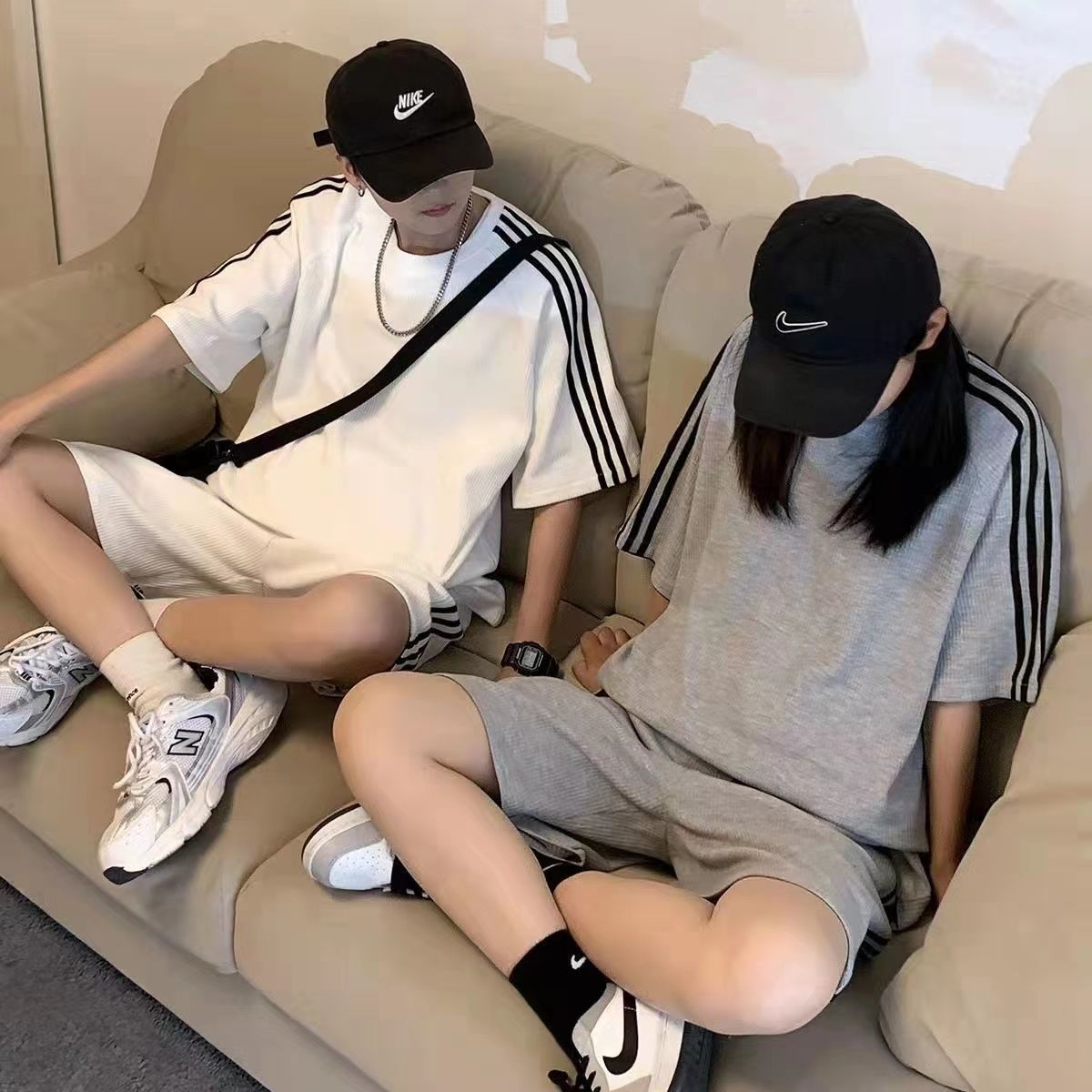 【套裝】休閒男女情侶款三條杠短袖T恤+短褲兩件套裝-vivivale