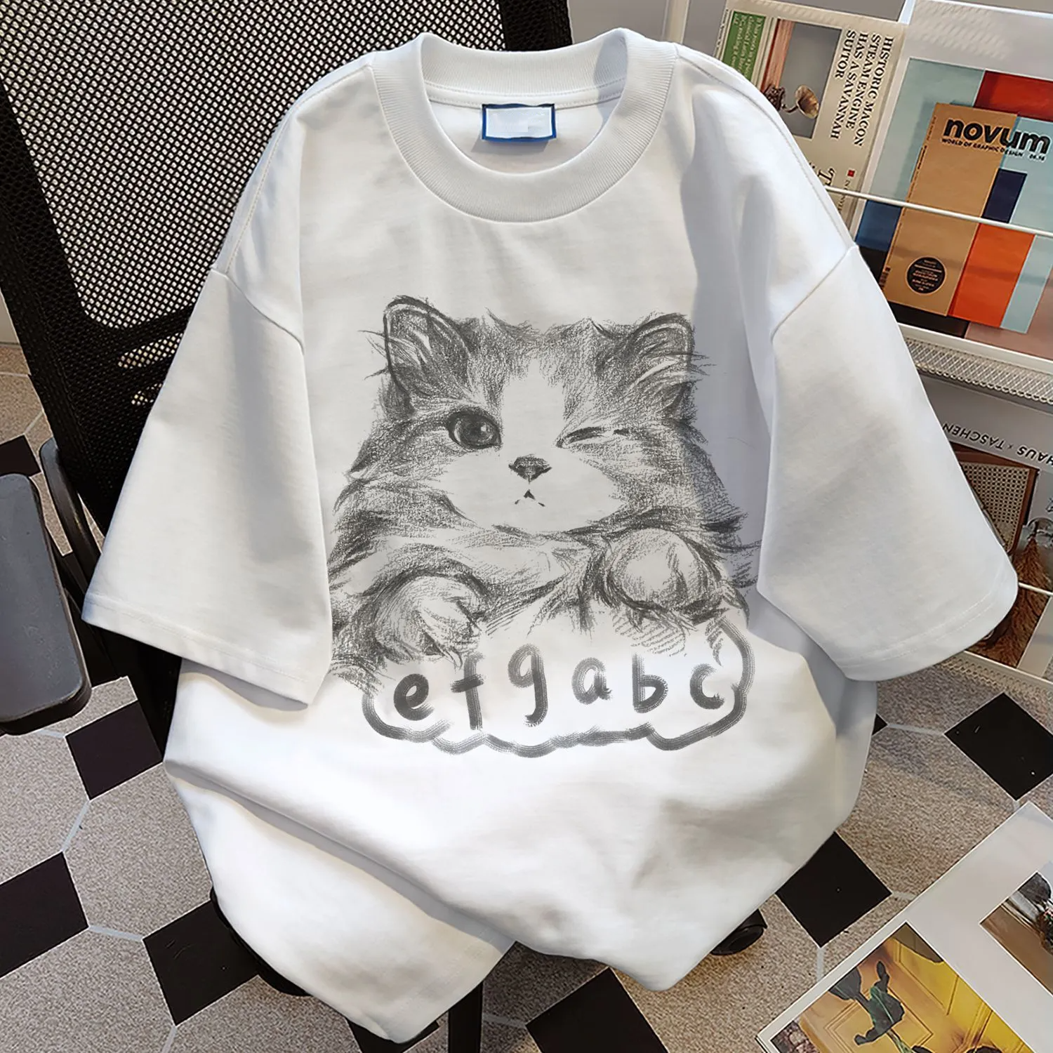 純棉貓咪塗鴉印花男女同款休閒圓領短袖t恤-vivivale