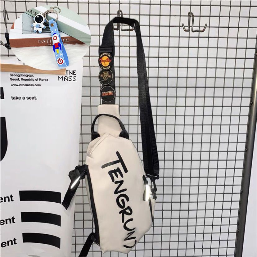 斜挎運動休閒日系單肩包百搭胸包男小背包手提袋