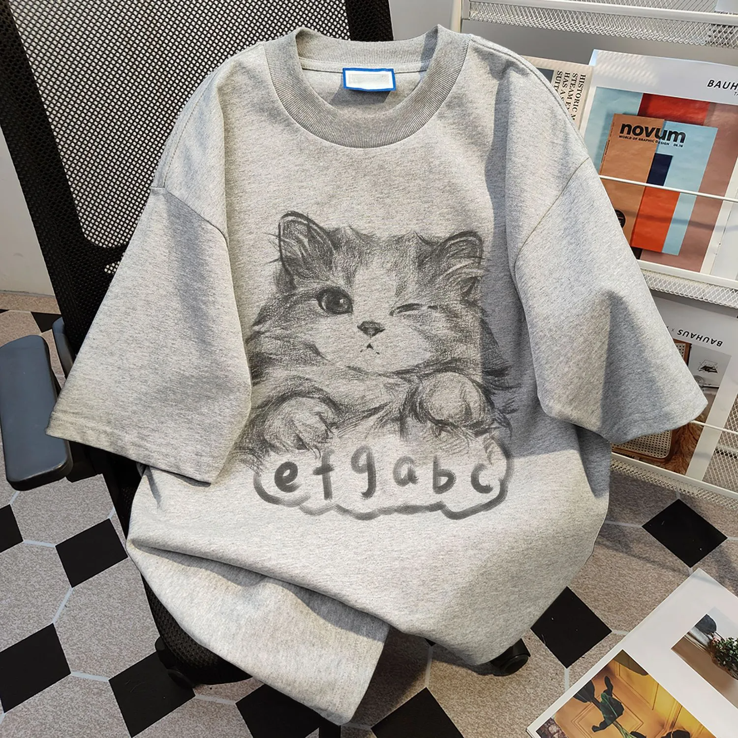 純棉貓咪塗鴉印花男女同款休閒圓領短袖t恤-vivivale