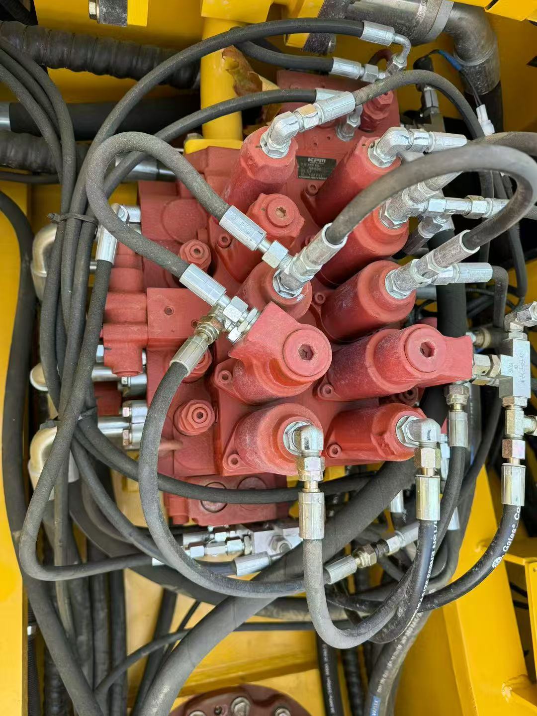 OEM high-end model 220-9, with third-generation emission standards, featuring two options: ISUZU engine and Cummins engine.