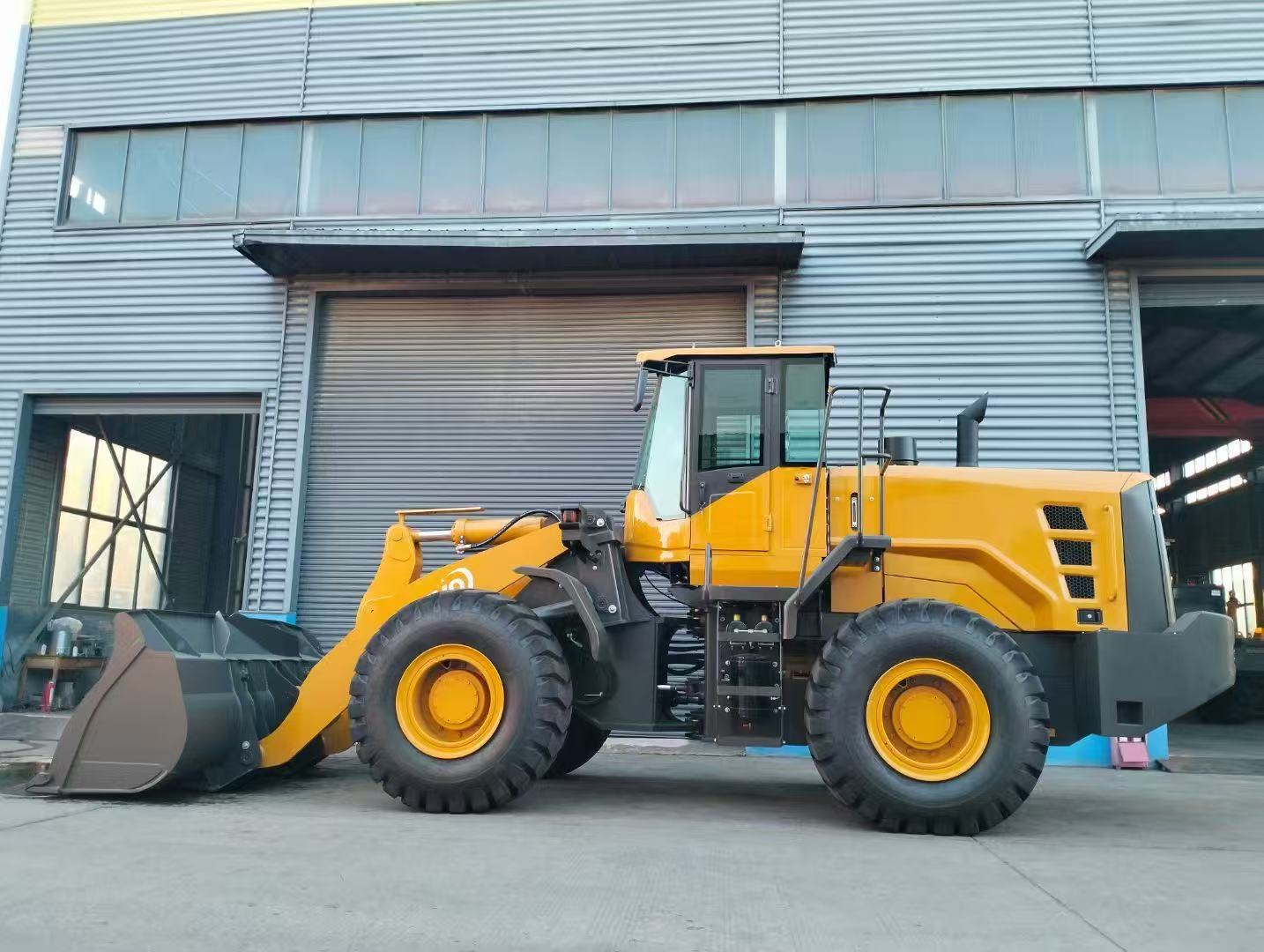 Tractor-mounted L975F wheeled 7-ton capacity loader