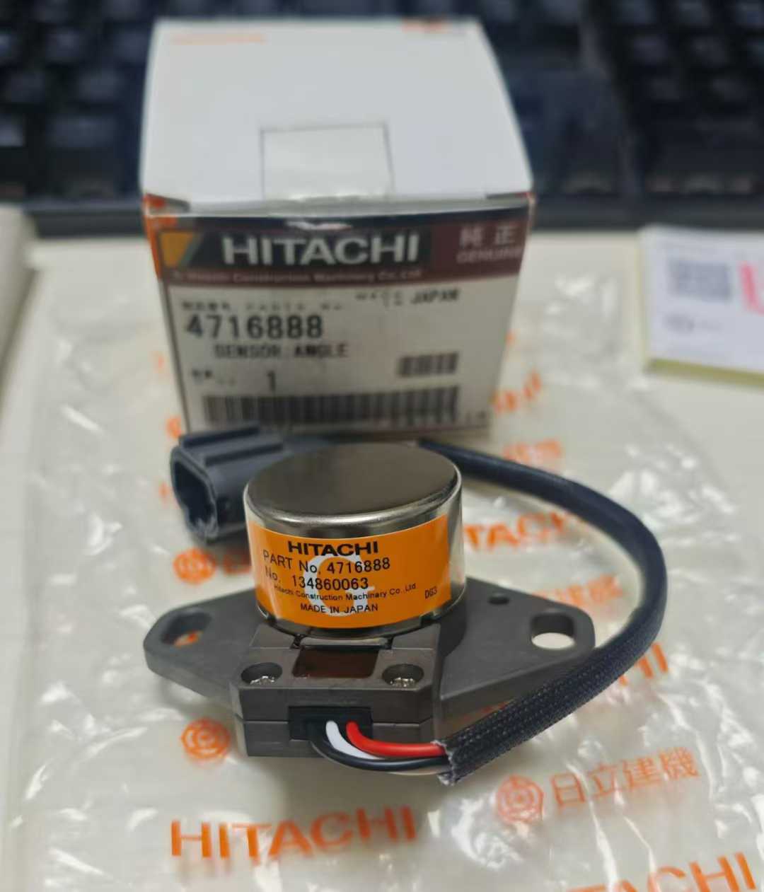 Hitachi 4716888 ZX450/470/EX2600 Angle Sensor / Angle Sensor Bracket