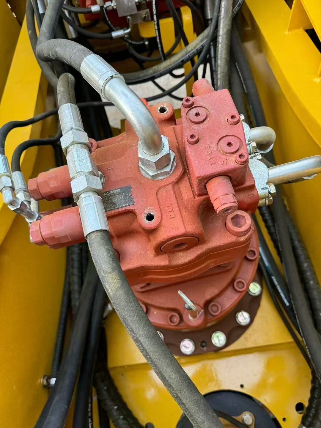 OEM high-end model 220-9, with third-generation emission standards, featuring two options: ISUZU engine and Cummins engine.