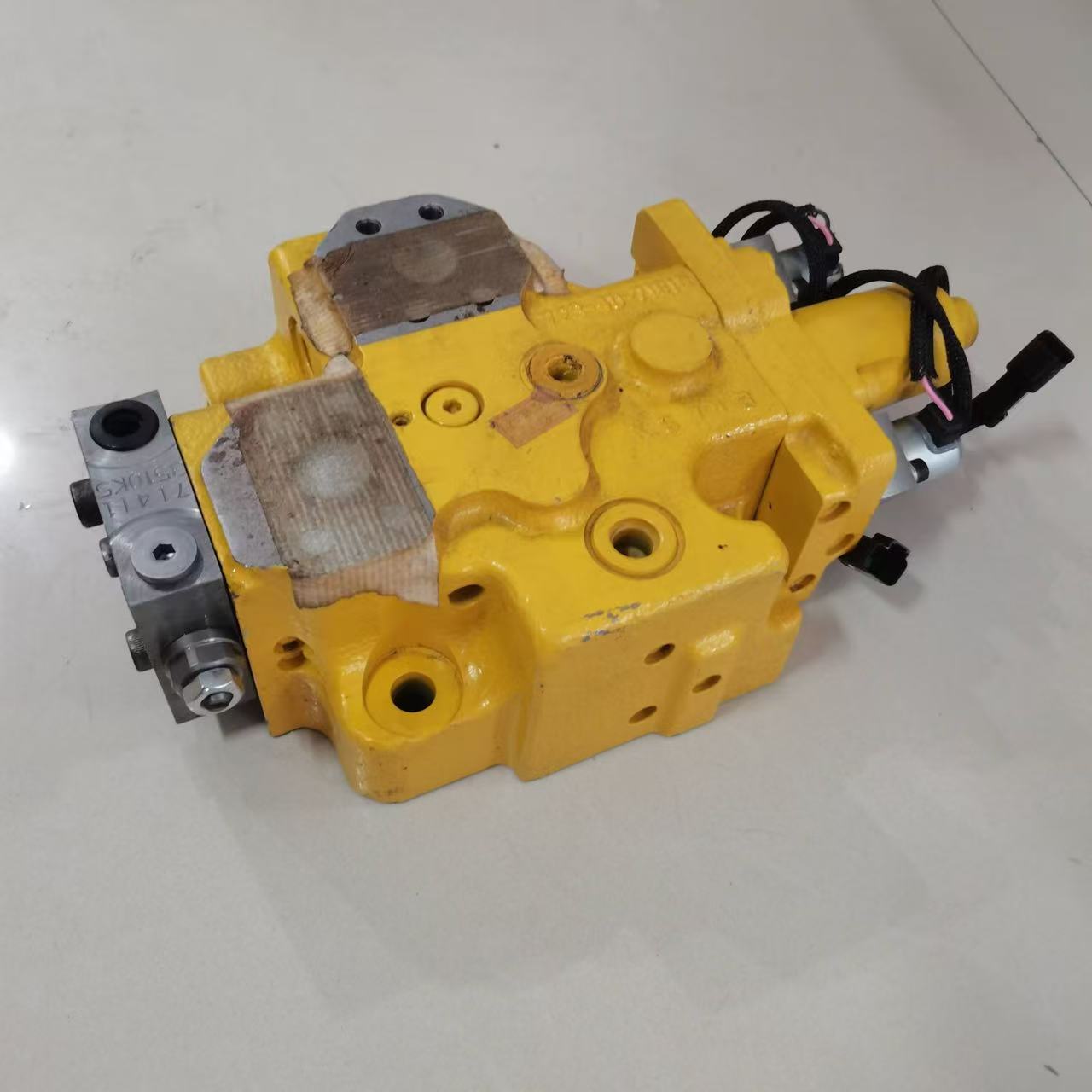 Original valve body 723-40-72100 PC200-8 PC220-8 excavator control valveOriginal valve body 723-40-72100 PC200-8 PC220-8 excavator control valve