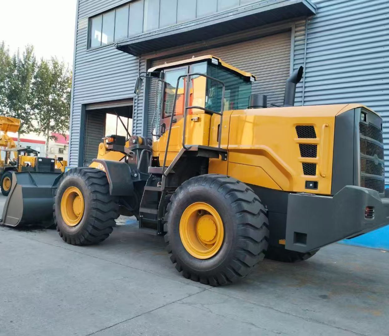 Tractor-mounted L975F wheeled 7-ton capacity loader