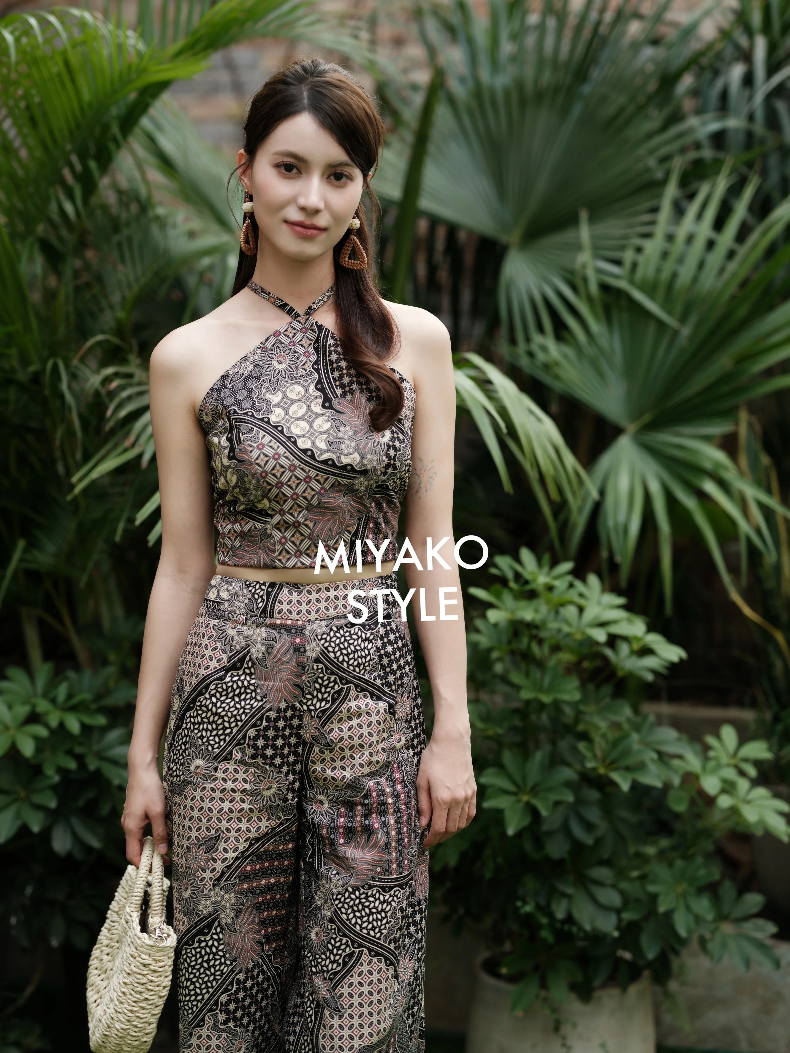 【Miyako-Batik】Women in Cocoa & Red