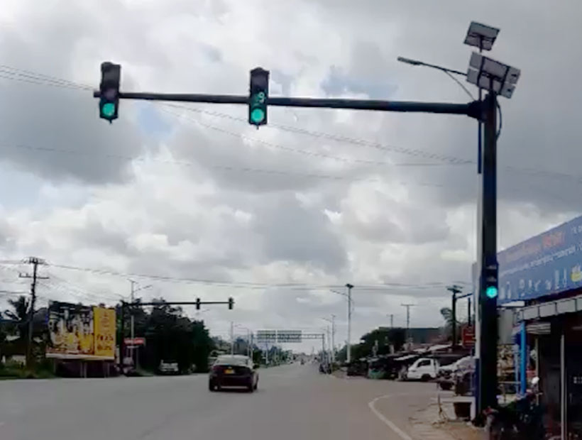 green traffic light at intersection