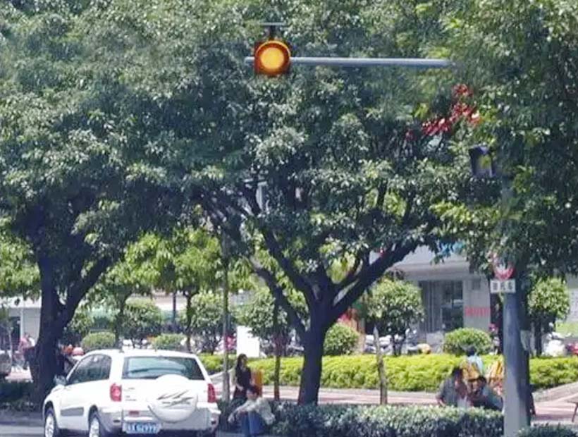 flashing yellow light at intersection