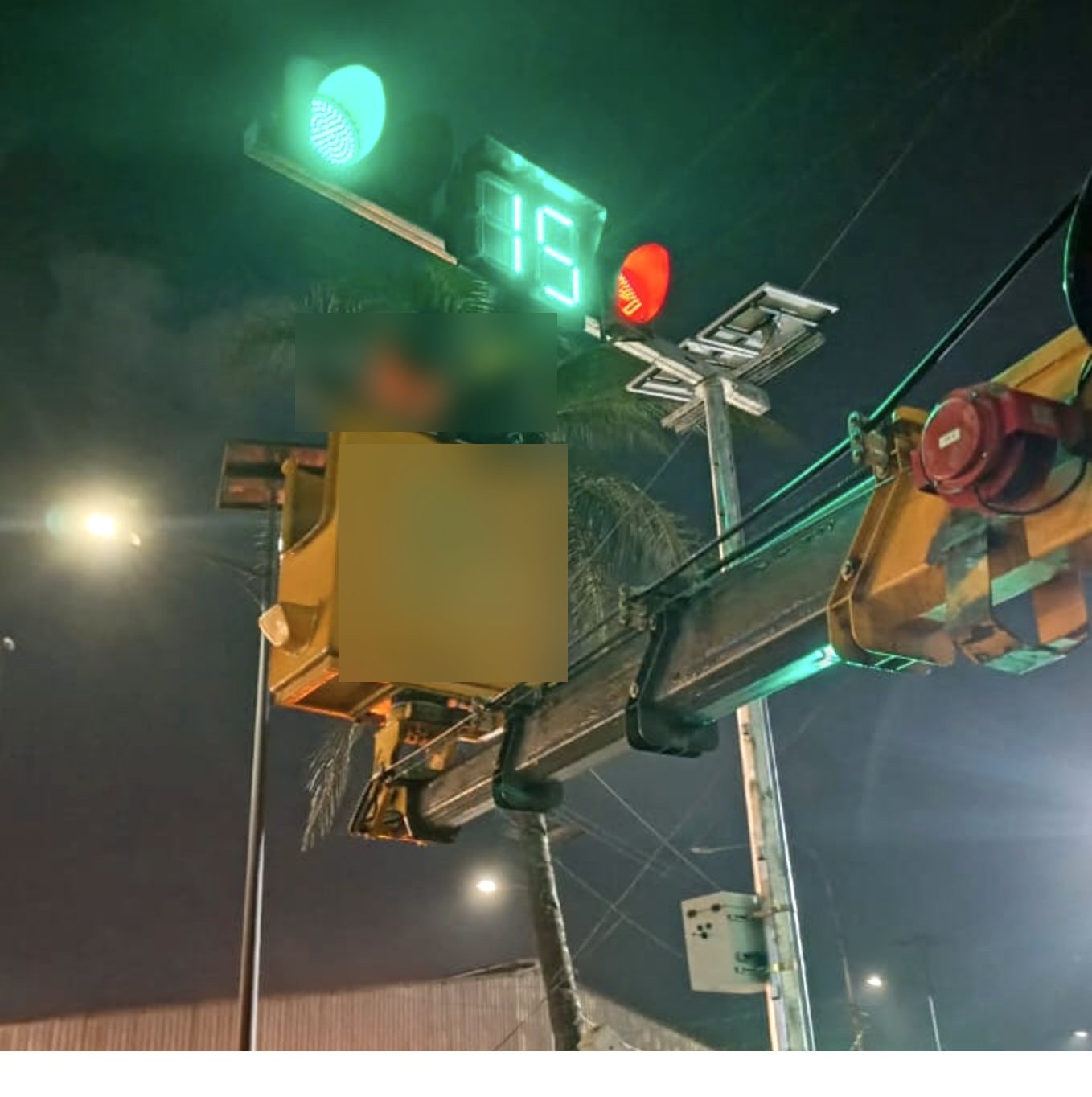 Feux de signalisation, décompteur et panneau solaire pendant les essais nocturnes d’installation