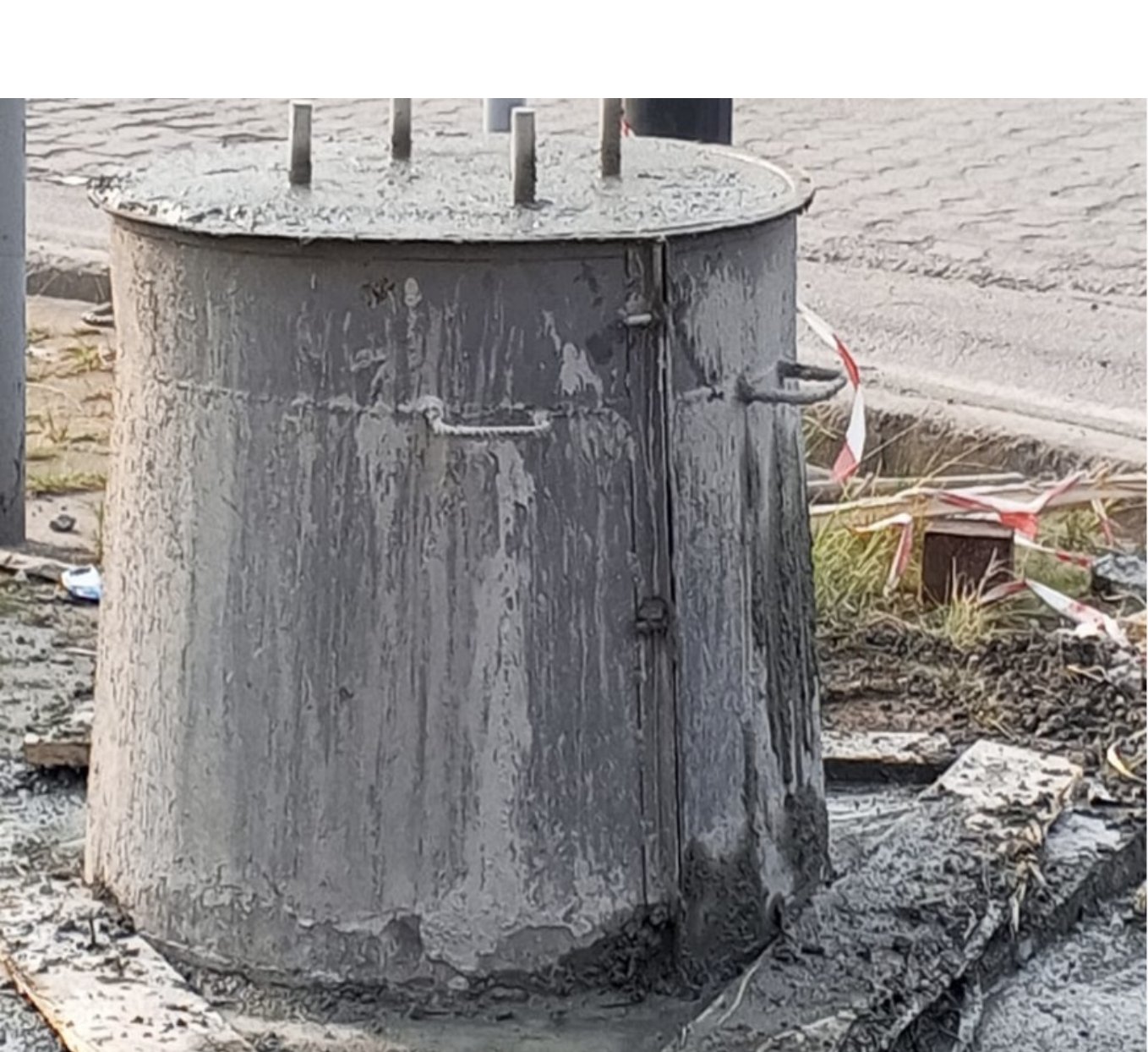 Fondation en béton et tiges d’ancrage préparées par l’équipe locale