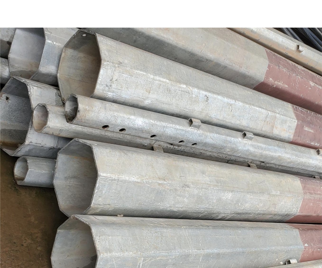 Éléments métalliques des mâts livrés sur le chantier