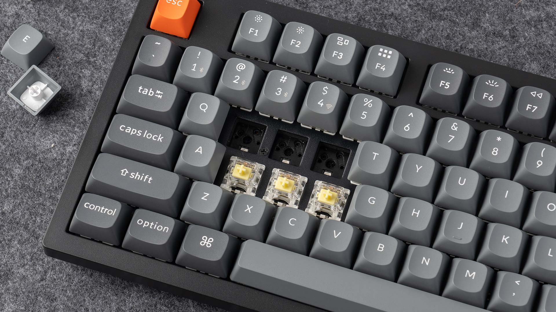 Hot-swappable feature of the Keychron K10 Max Wireless Mechanical Keyboard K10-Max-hot-swappable.jpg__PID:ff9d8641-8d4f-4eae-b9d8-c793eaf7ac59