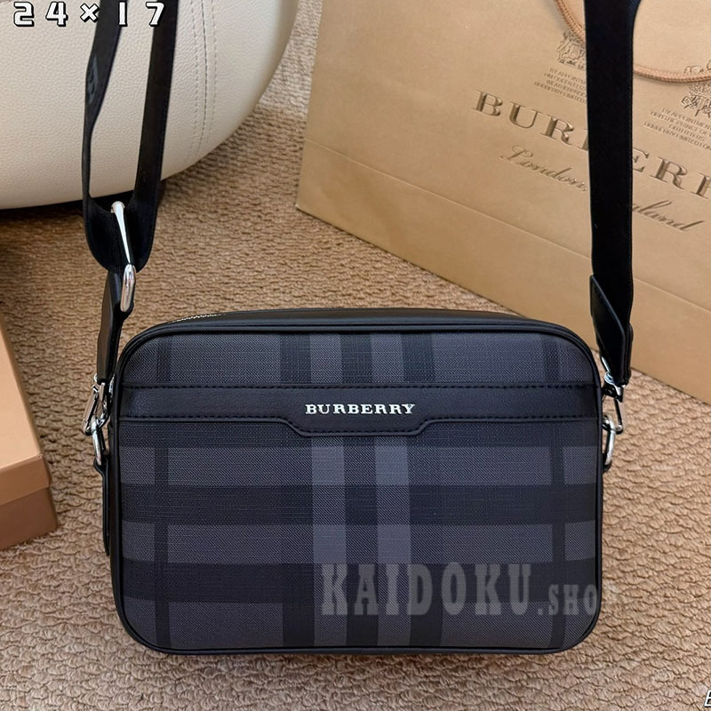 Burberryネイビーチェックカメラバッグ