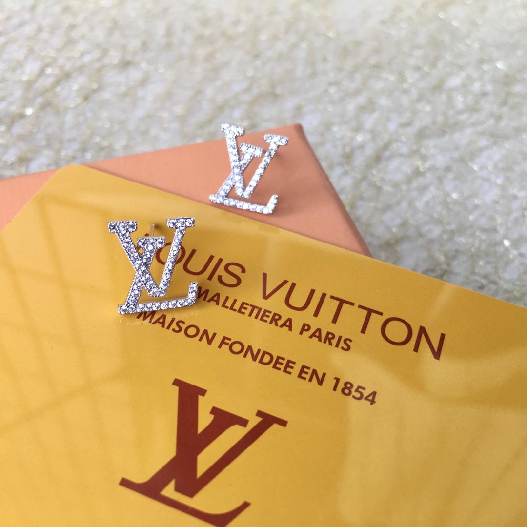 Louis Vuitton（ルイヴィトン）ロゴ ピアス