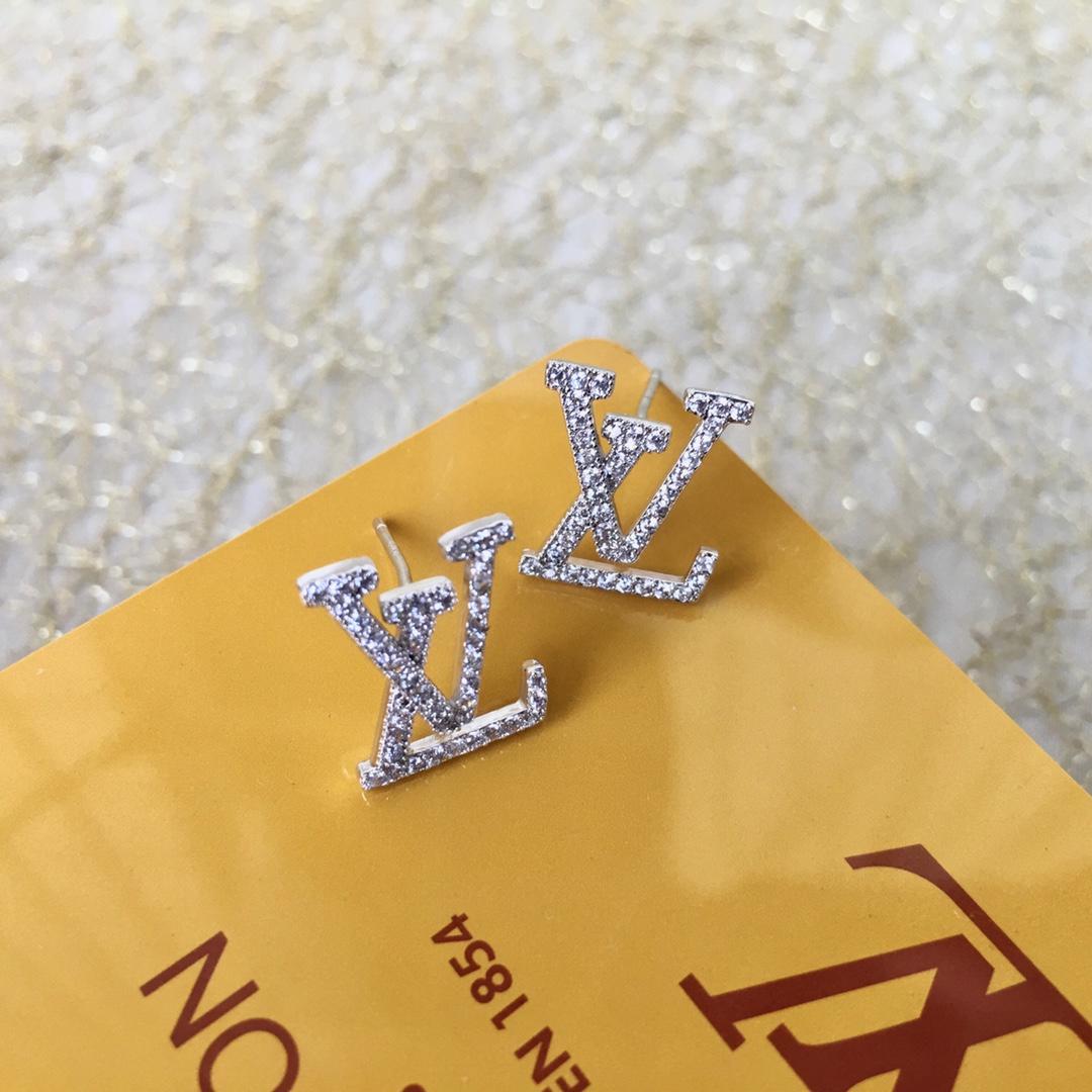 Louis Vuitton（ルイヴィトン）ロゴ ピアス