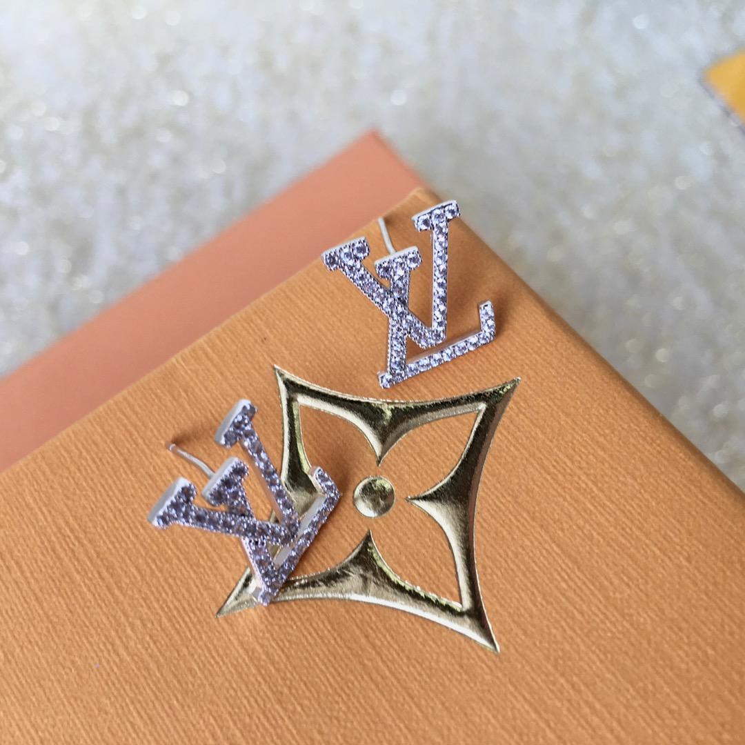 Louis Vuitton（ルイヴィトン）ロゴ ピアス