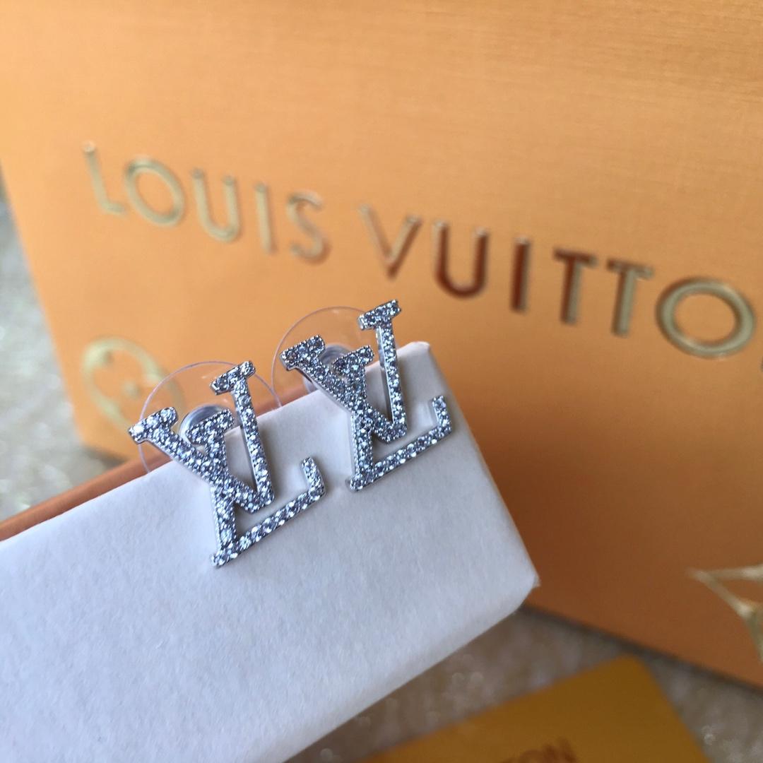 Louis Vuitton（ルイヴィトン）ロゴ ピアス