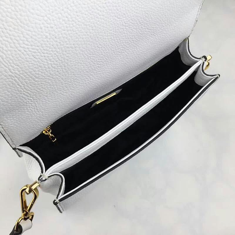 PRADA(プラダ) レザー ショルダーバッグ ホワイト