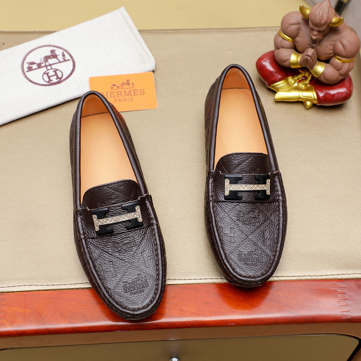 エルメス HERMES モカシン ローファー シューズ 艶があり上品 シルバーパリバックル 革靴 メンズ