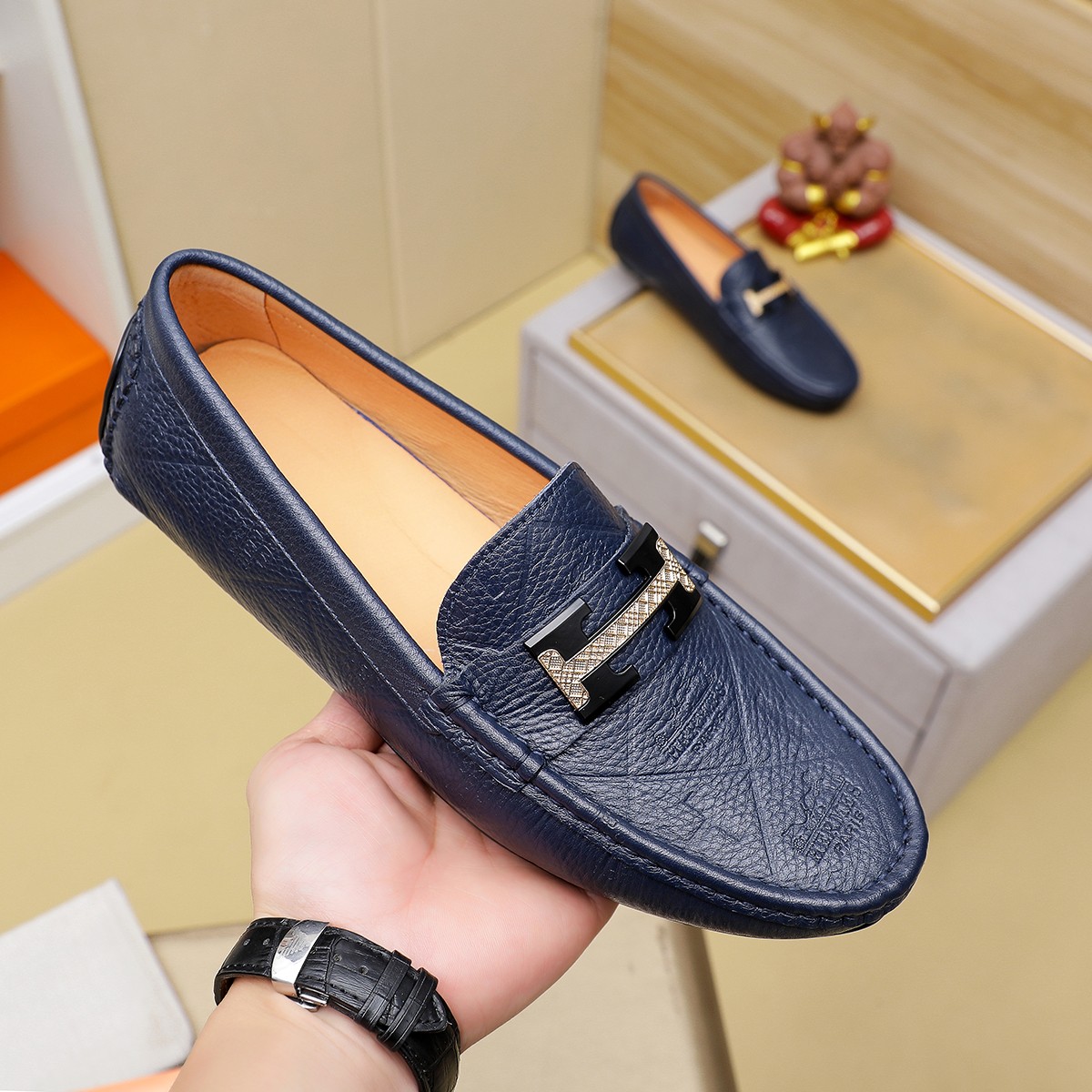 エルメス HERMES モカシン ローファー シューズ 艶があり上品 シルバーパリバックル 革靴 メンズ