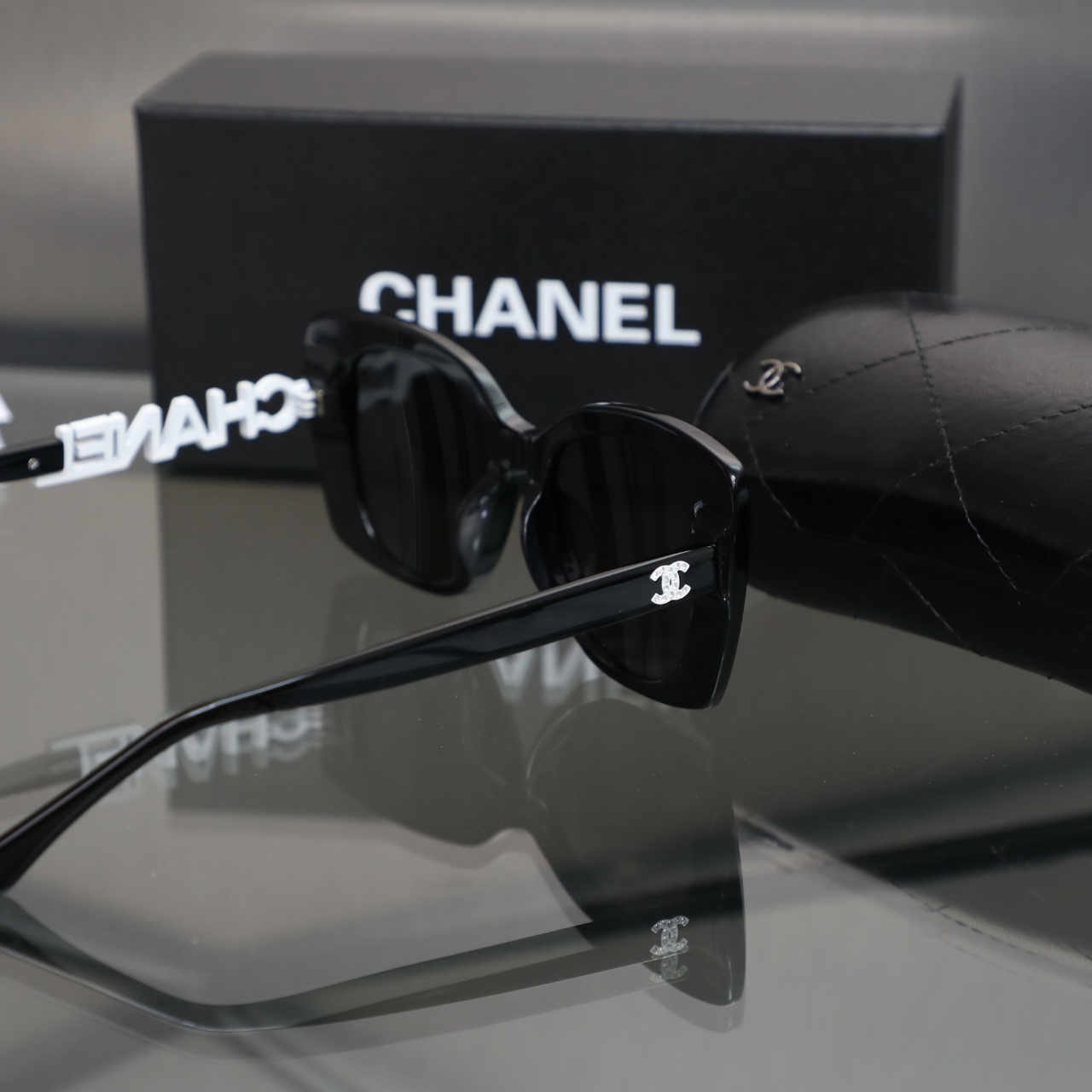 シャネル CHANEL スクエア サングラス テンプルのロゴがお洒落 レディース