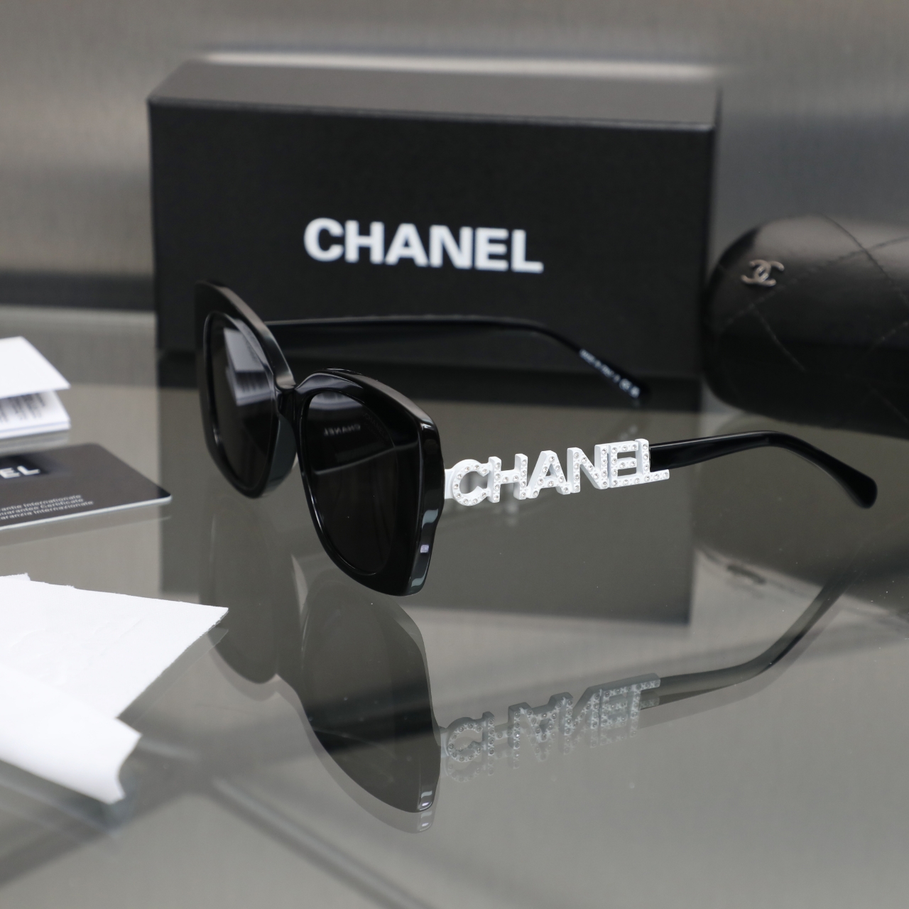 シャネル CHANEL スクエア サングラス テンプルのロゴがお洒落 レディース