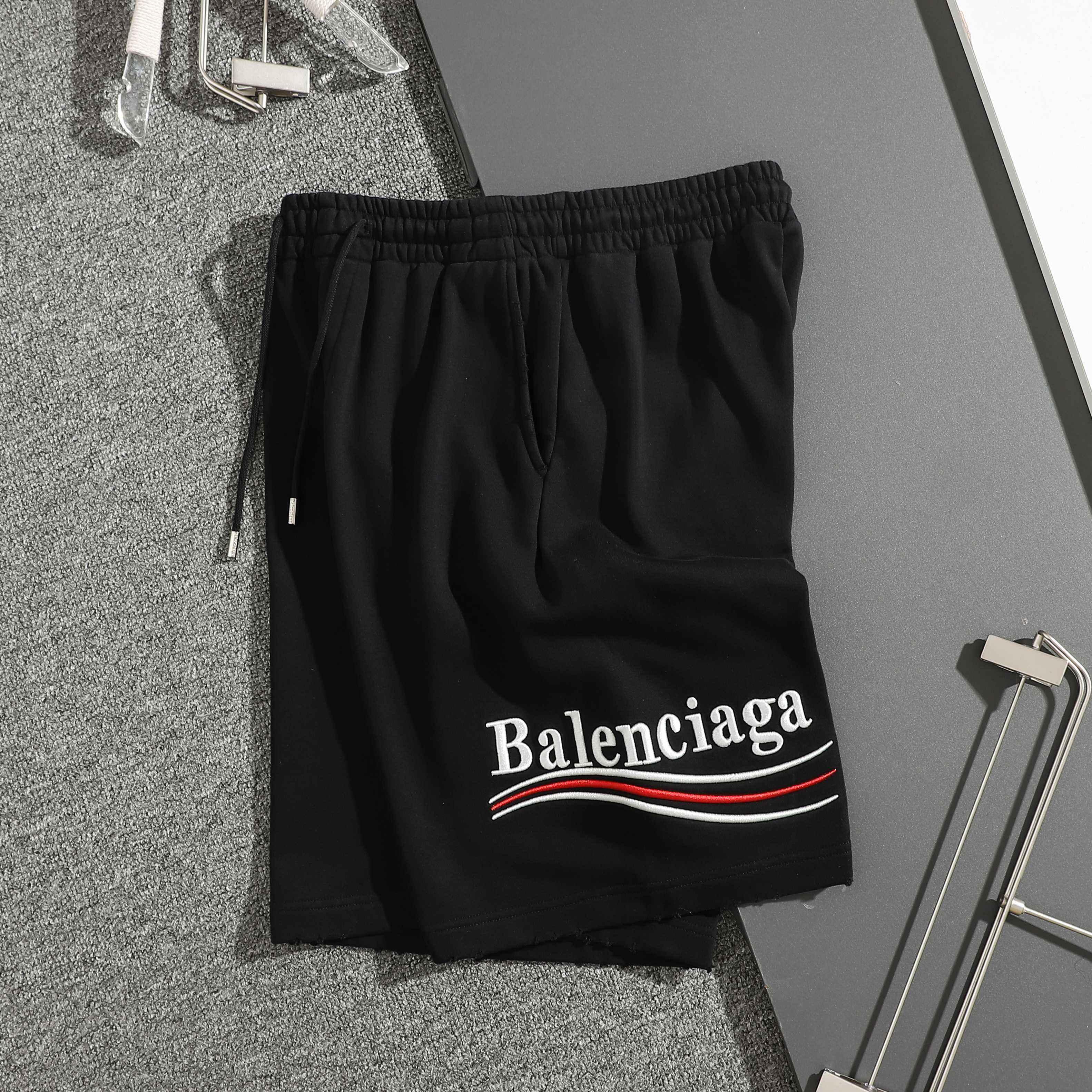 バレンシアガ Balenciaga 2026SS新作 波状ストライプロゴ刺繍 スウェットショートパンツ メンズ