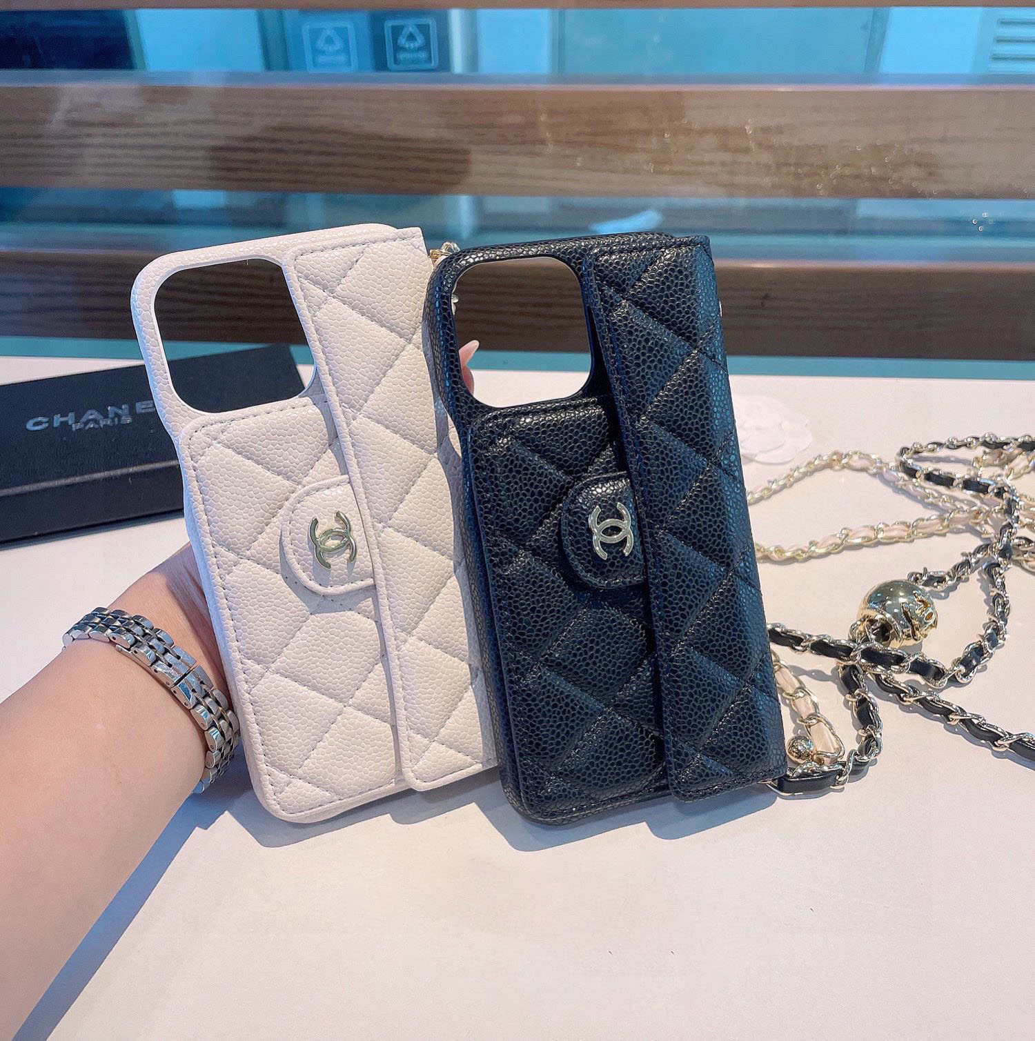 シャネル チェーンダブルCスモールゴールドボール 携帯ケース