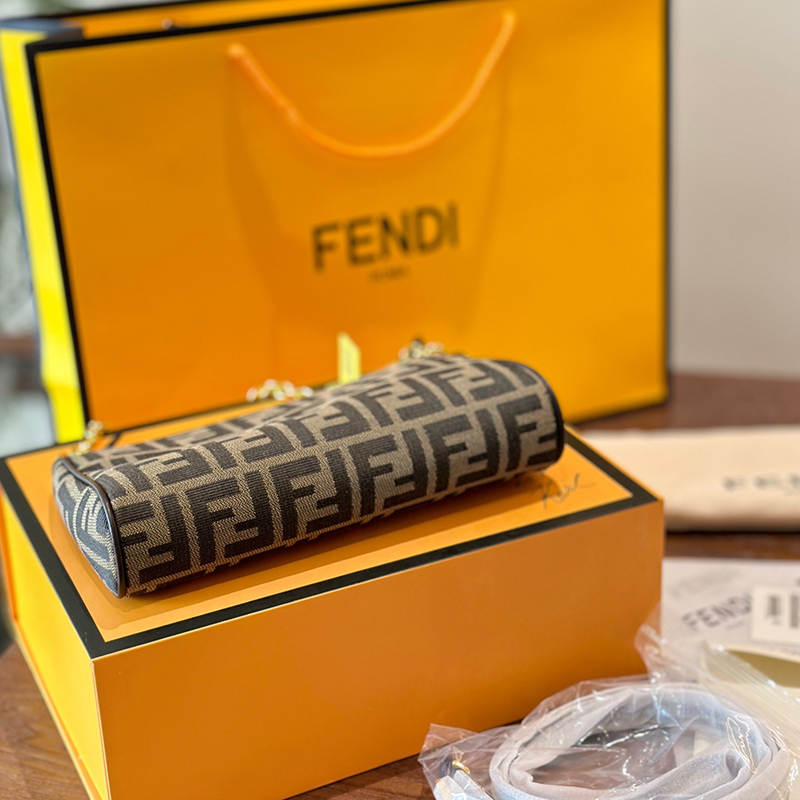 FENDI フェンディ FFファブリック チェーン付き クラッチバッグ レディース