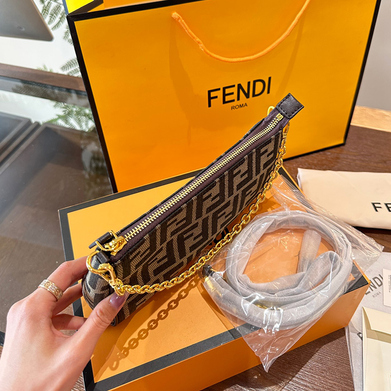 FENDI フェンディ FFファブリック チェーン付き クラッチバッグ レディース