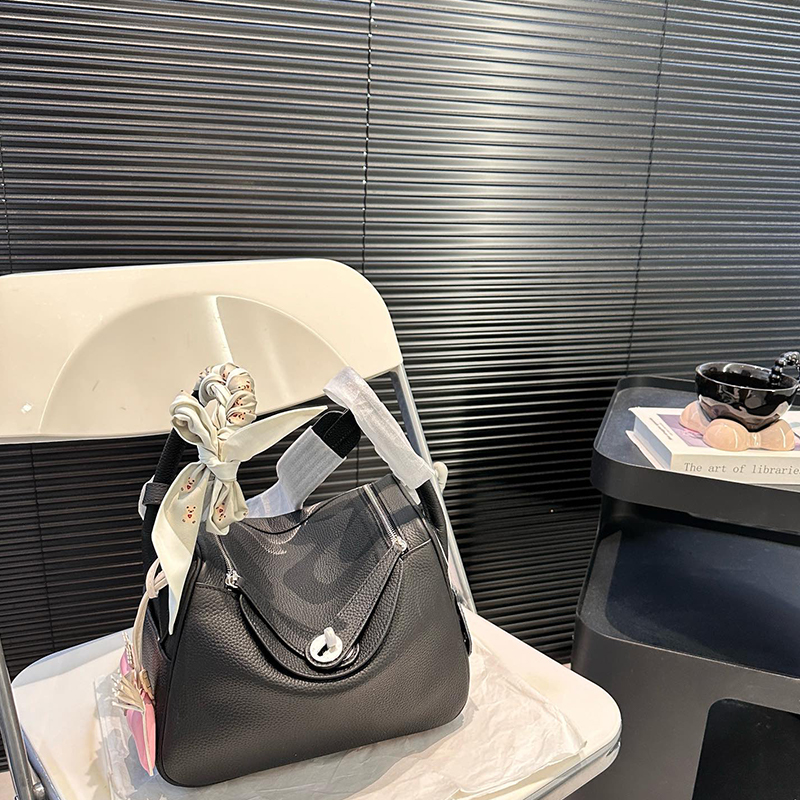 エルメス レアHERMES リンディ26 ハンドバッグ G銀具 ブラック レディース