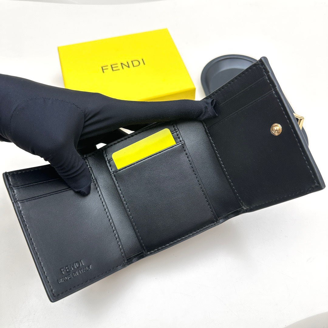 フェンディ FENDI レディース FFダイヤモンド 三つ折り 折りたたみ財布 折財布