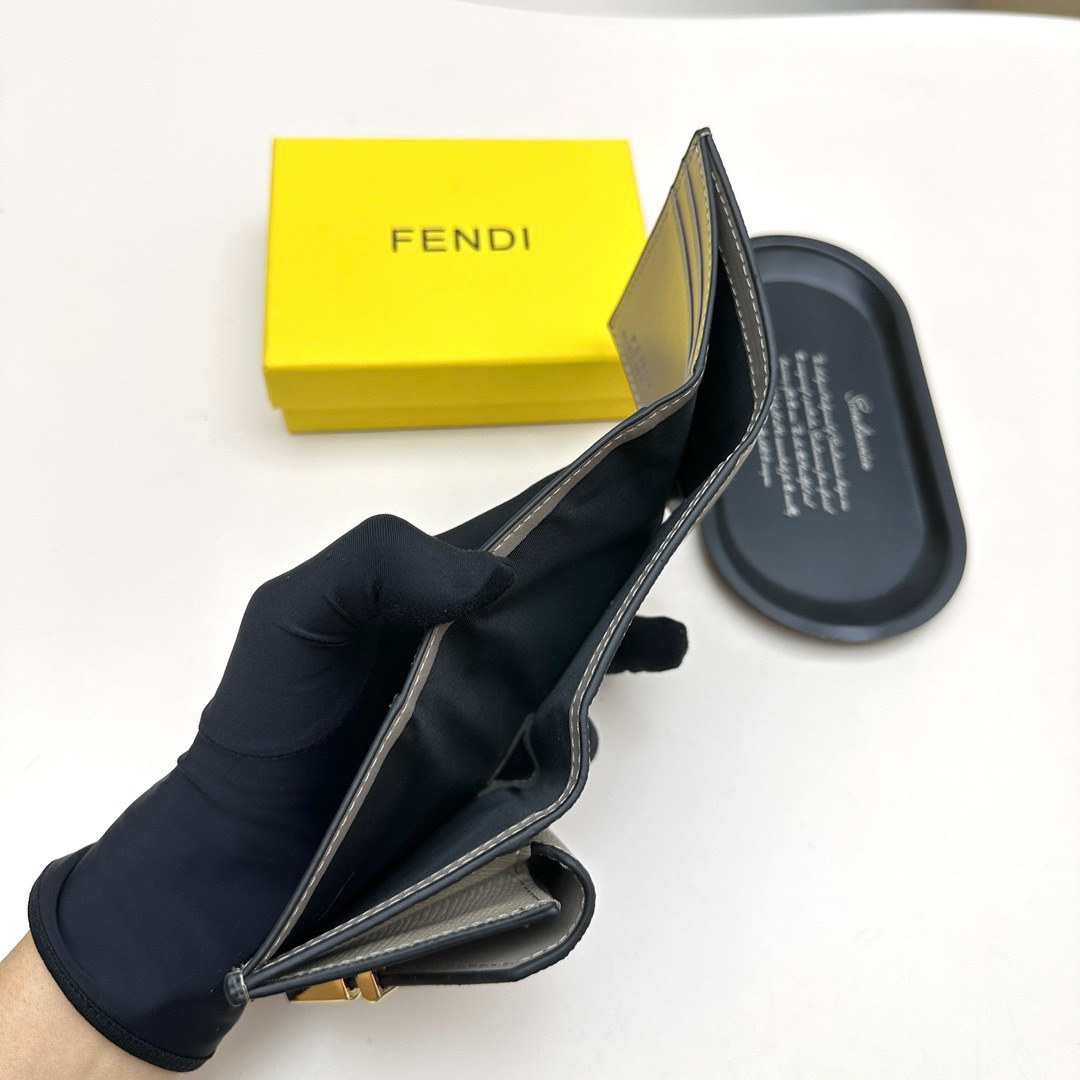 フェンディ FENDI レディース FFダイヤモンド 三つ折り 折りたたみ財布 折財布