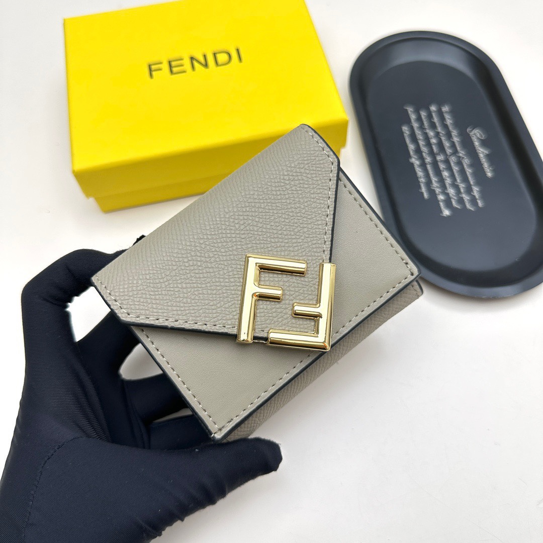 フェンディ FENDI レディース FFダイヤモンド 三つ折り 折りたたみ財布 折財布