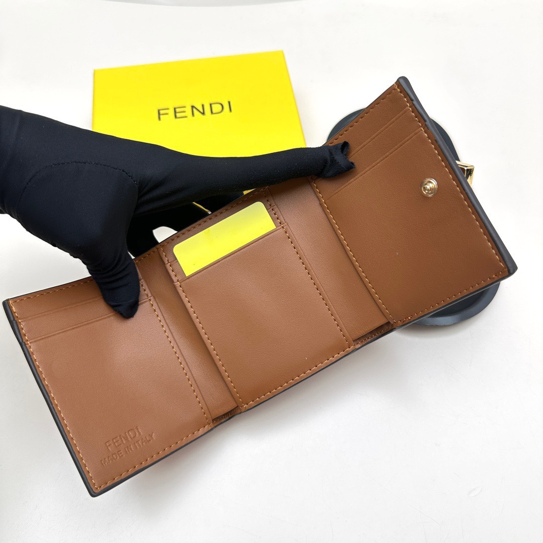 フェンディ FENDI レディース FFダイヤモンド 三つ折り 折りたたみ財布 折財布
