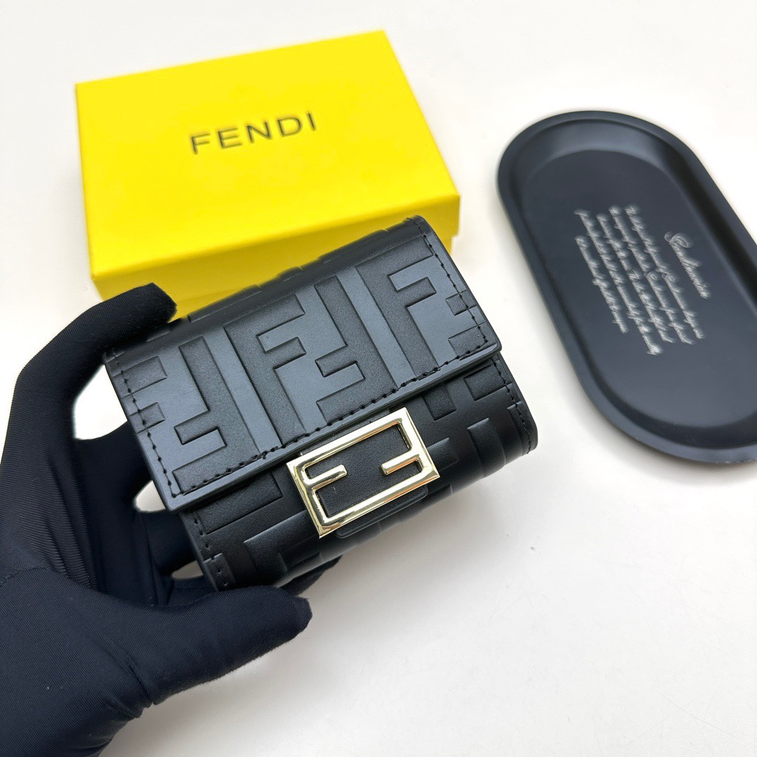 フェンディ FENDI レディース 三つ折り財布 マイクロ ミニ財布 レザー カラー4色